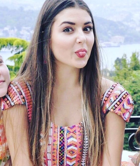 stylish girl pic with attitude